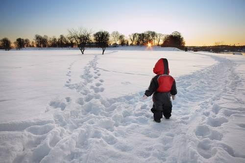 wyziebione-dziecko-mroz-snieg-hipotermia-zima-chlopczyk_21545526