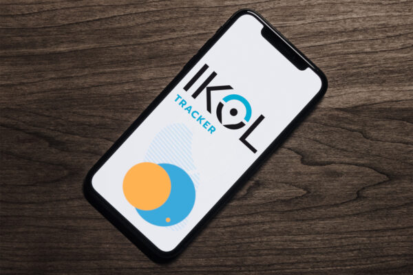Telefon z aplikacją IKOL Tracker